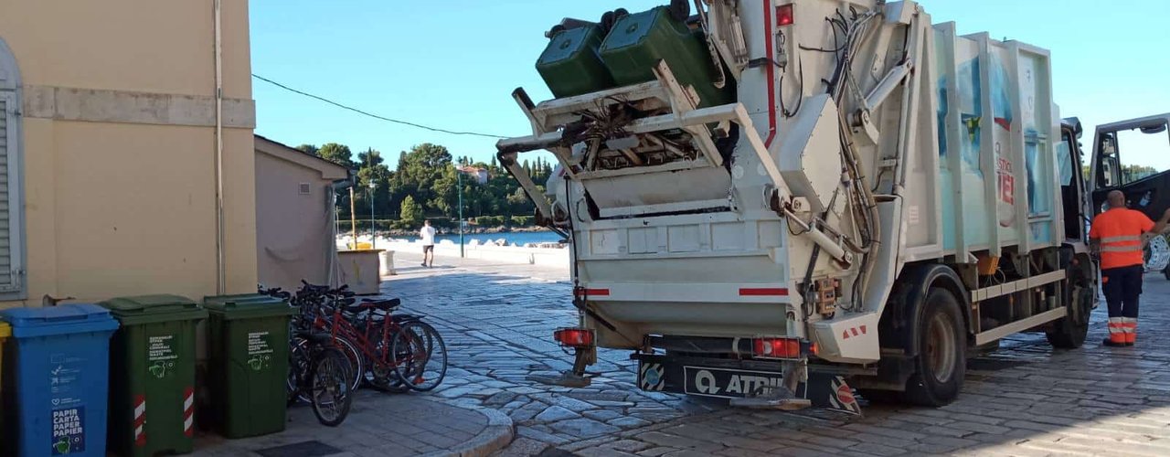 LAVAGGIO DEI CONTENITORI DI RIFIUTI NEL CENTRO DELLA CITTA'