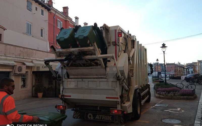 LAVAGGIO DEI CASSONETTI DELL'IMMONDIZIA
