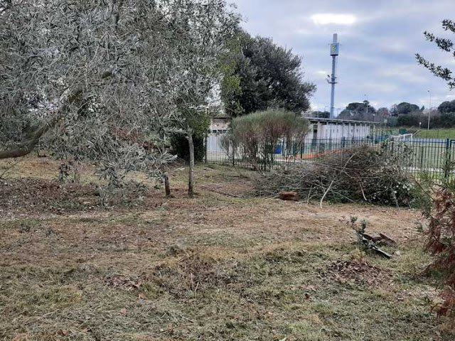 ČIŠĆENJE POVRŠINA UZ NOGOMETNO IGRALIŠTE