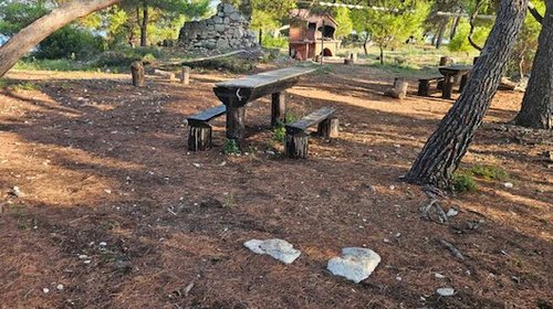 Pulizia delle spiaggie sull'isola di Figarola