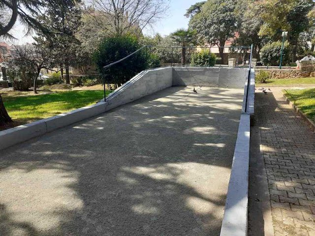 VERNICIATURA DELLE PANCHINE E SISTEMAZIONE DEL CAMPO DI BOCCE