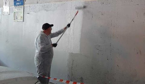 VERNICIATURA DELLE PARETI NEL PARCHEGGIO DEGLI AUTOBUS